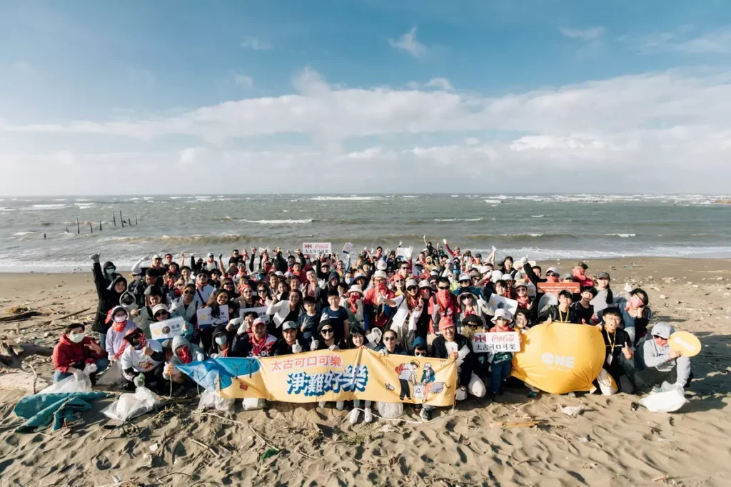 台灣太古可口可樂年度企業淨灘於桃園登場,近150位本國籍與菲律賓籍志工共同守護海岸線(太古可口可樂提供)