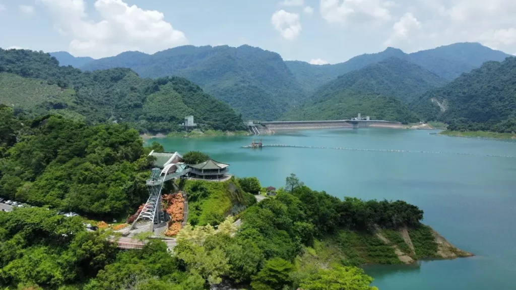 飯店所在的曾文水庫擁有遼闊山水湖景,入住即贈送水庫園區門票與車費。圖/凱撒趣淘漫旅-台南提供