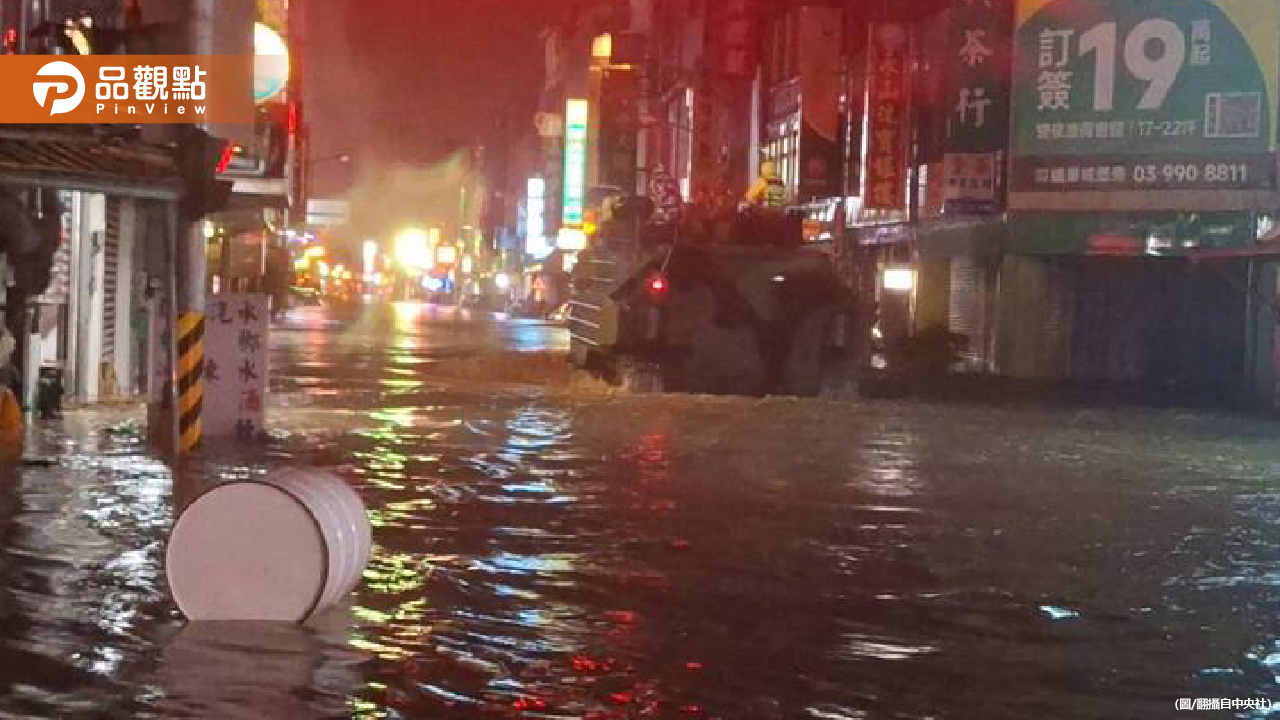 蘇澳暴雨淹一層樓高！軍方出動兩棲戰車救援
