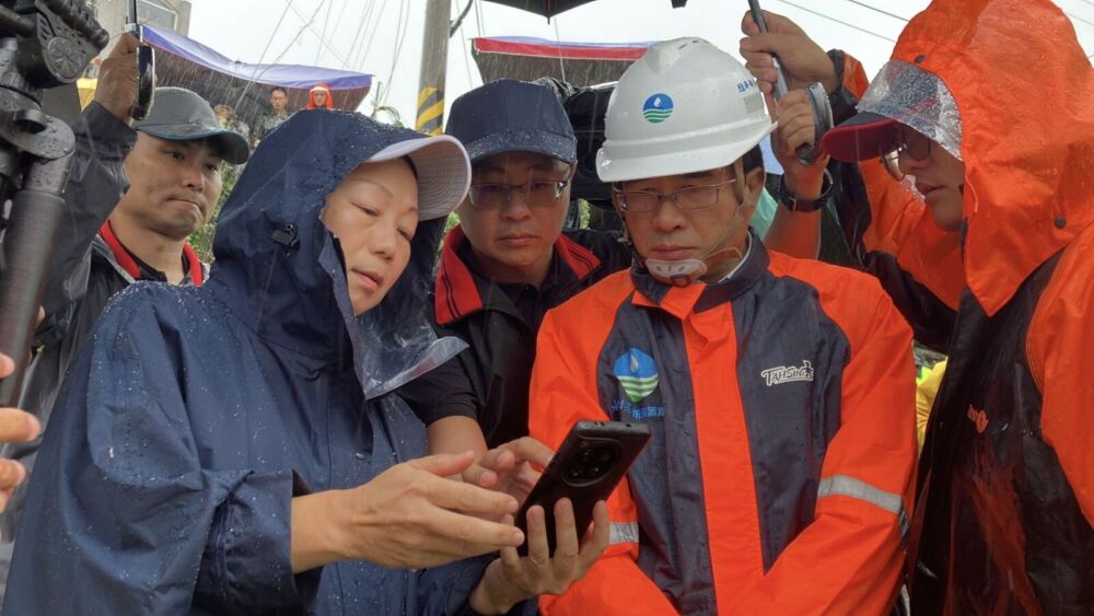 指萬榮北岸堤防破口釀災 徐榛蔚邀林元鵬現勘商討災後速復原 212 指萬榮北岸堤防破口釀災 徐榛蔚邀林元鵬現勘商討災後速復原 211