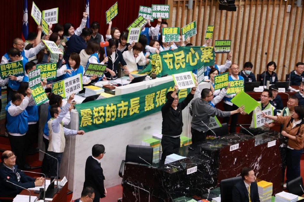 多位議員批國民黨團癱瘓高雄議會 康裕成曝:布條早準備好鬧場 204 多位議員批國民黨團癱瘓高雄議會 康裕成曝:布條早準備好鬧場 203