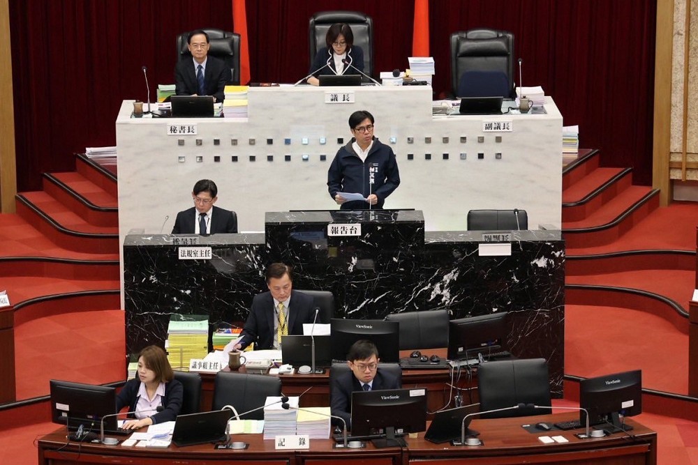 多位議員批國民黨團癱瘓高雄議會 康裕成曝:布條早準備好鬧場 206 多位議員批國民黨團癱瘓高雄議會 康裕成曝:布條早準備好鬧場 205