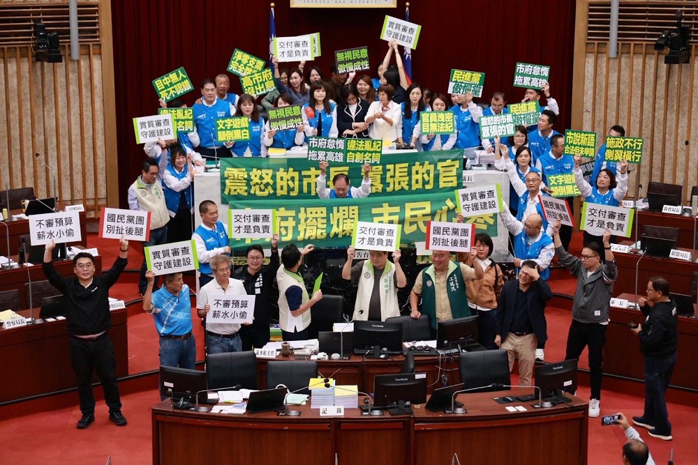 多位議員批國民黨團癱瘓高雄議會 康裕成曝:布條早準備好鬧場 208 多位議員批國民黨團癱瘓高雄議會 康裕成曝:布條早準備好鬧場 207