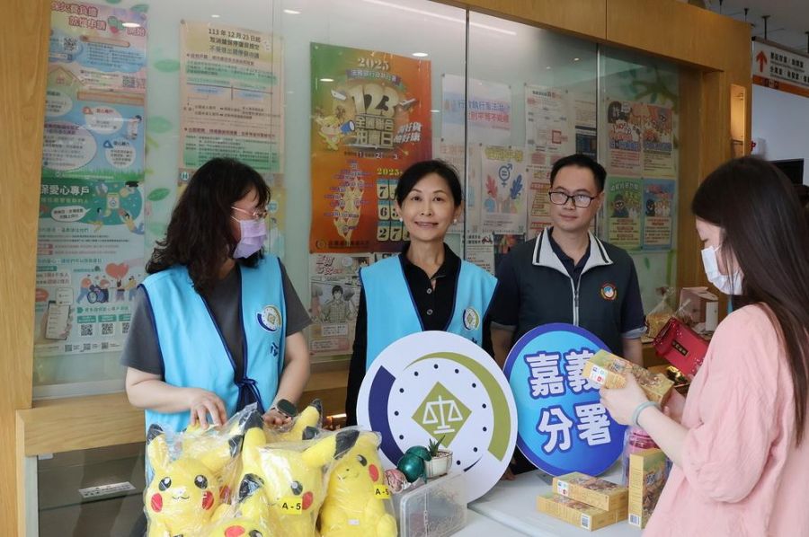 嘉義分署雙11拍賣   拍賣熱門公仔人潮滾滾　　  　　