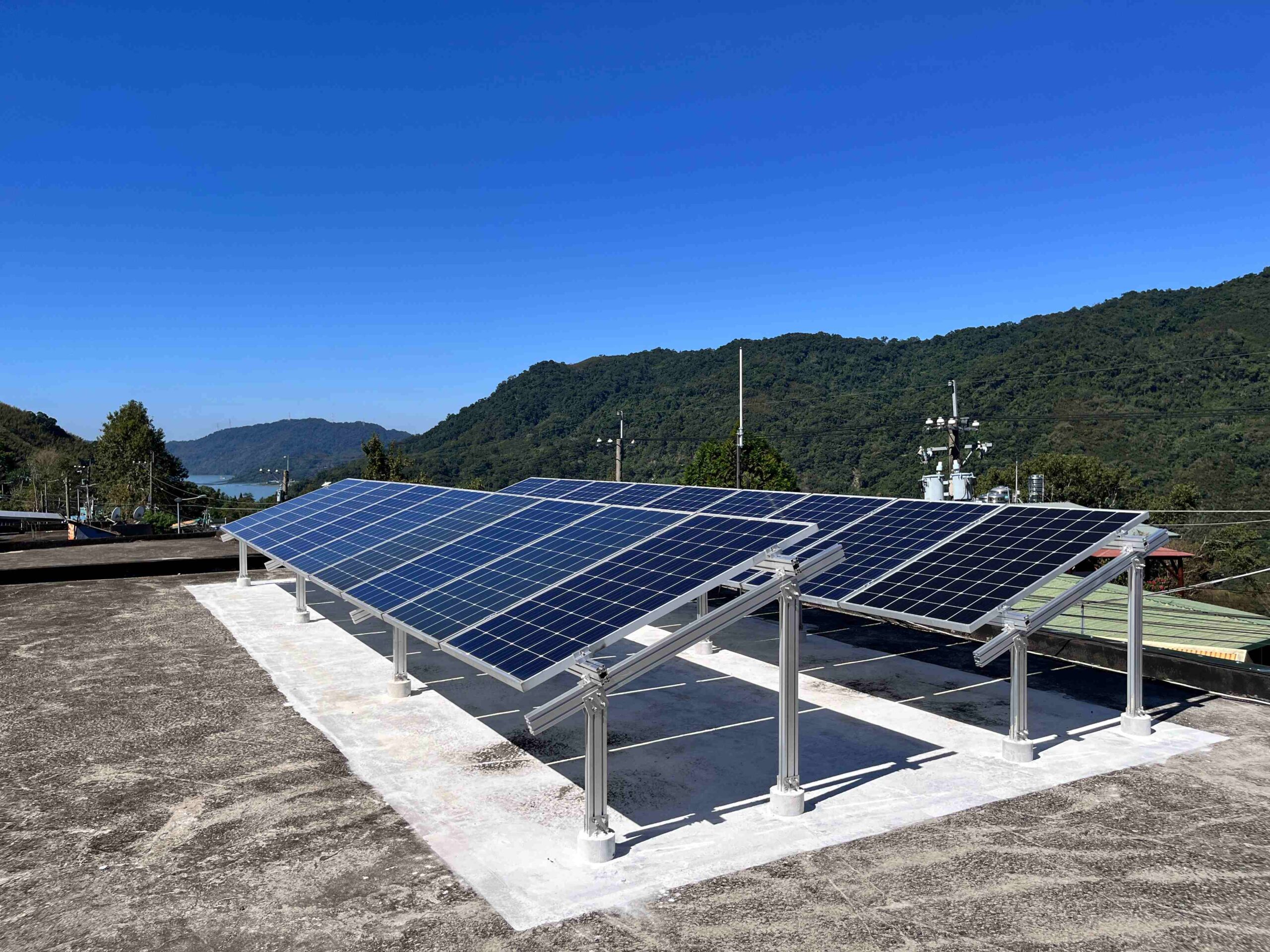 健行科大師生建置光電防災備援系統 穩定復興區奎輝里災時供電 2.系統日發電量約16 度,約可供 1.5 戶日常用電需求。 scaled