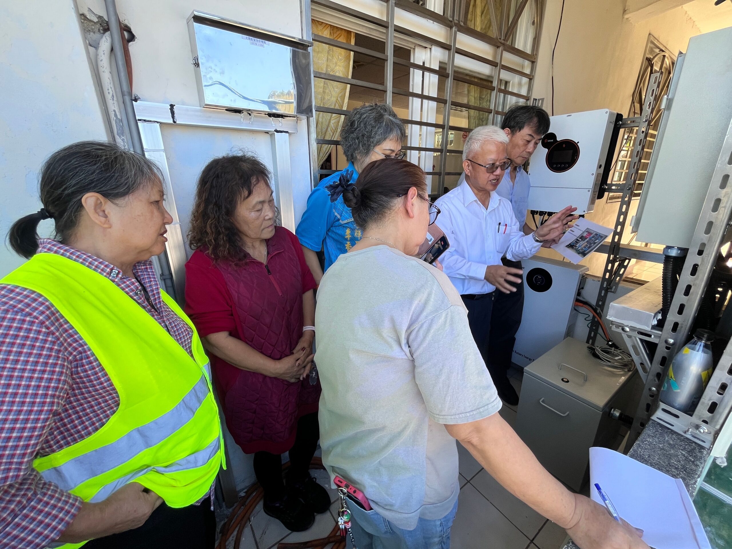 健行科大師生建置光電防災備援系統 穩定復興區奎輝里災時供電 4.辦理里辦人員維運教育訓練,建立例行巡檢與通報機制,共同確保系統長期穩定運作。 scaled