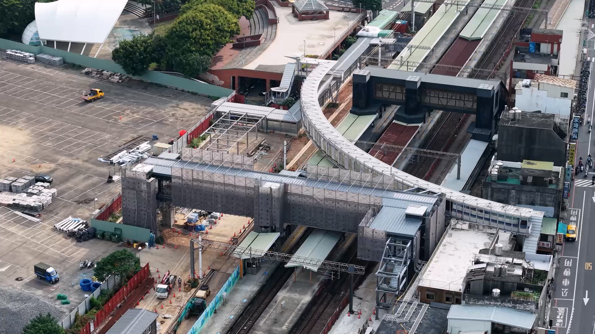 內壢火車站新建跨站天橋預計年底完工 桃園鐵路地下化進度已破33% image