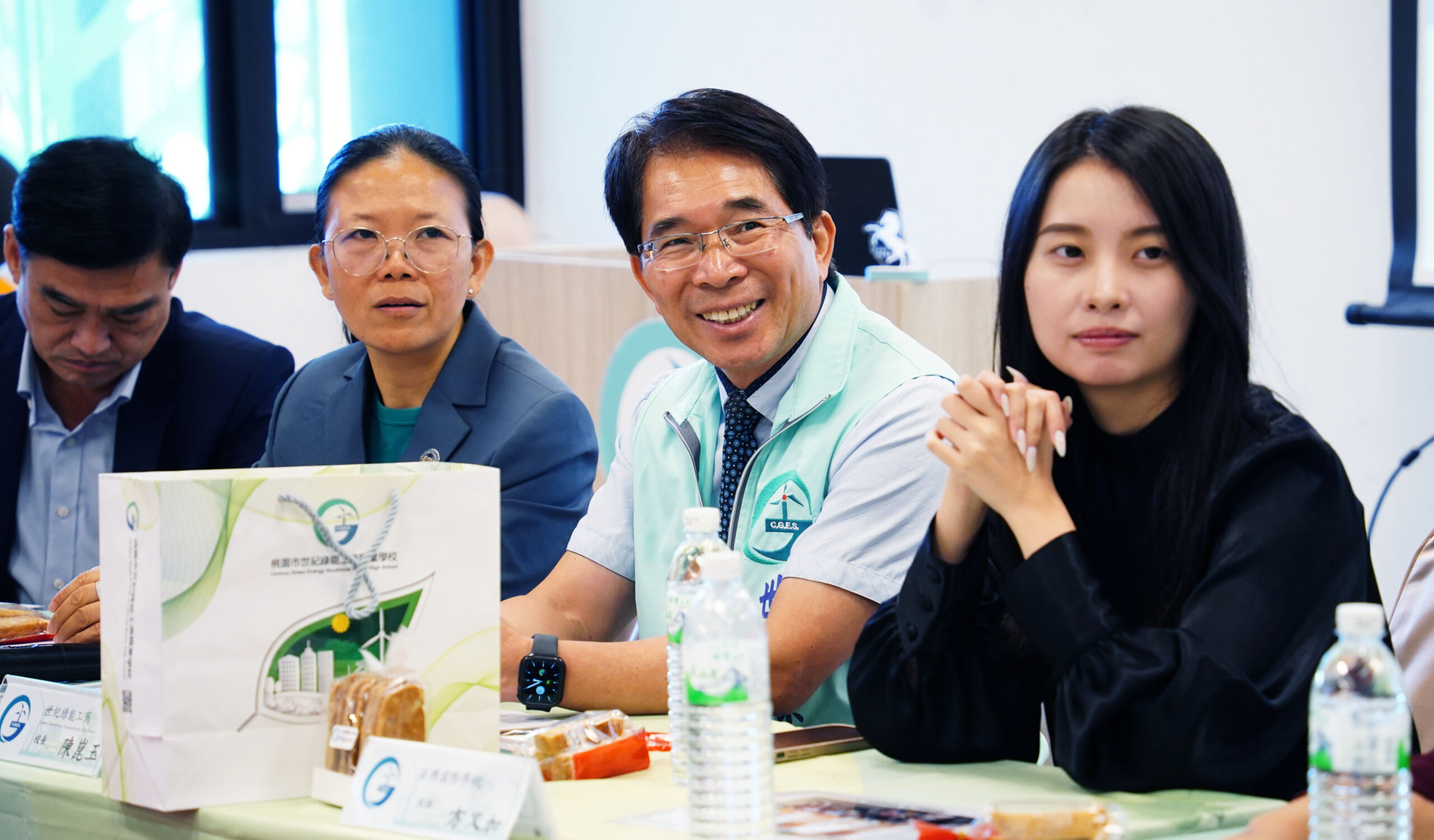 柬埔寨日興國際等三校參訪世紀綠能工商 新南向政策辦學桃園拔頭籌 黃世瑛與陳崑元 scaled