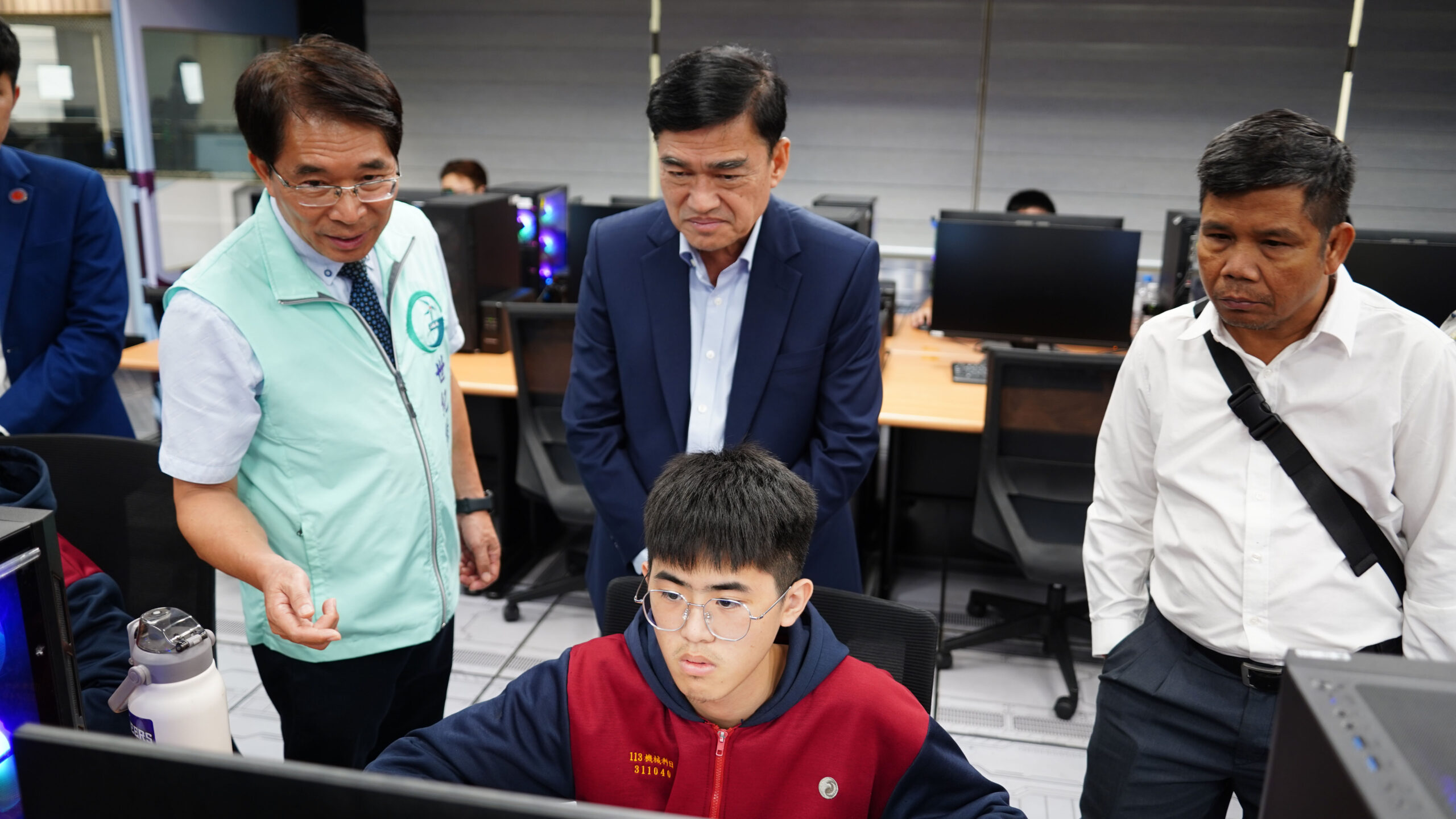 柬埔寨日興國際等三校參訪世紀綠能工商 新南向政策辦學桃園拔頭籌 工程製圖課程 scaled