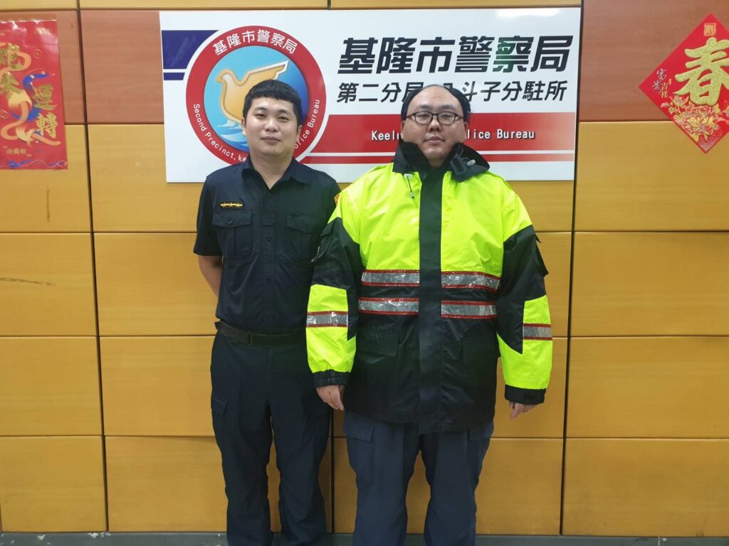 八斗子所警員柯仁偉(左)、楊子賢（右）。(圖／記者薛秀蓮 翻攝)