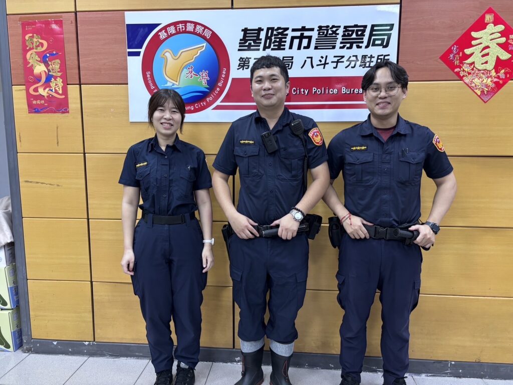 第二分局八斗子分駐所警員黃映儒、柯仁偉、温效賢（左至右）。(圖／記者薛秀蓮 翻攝)