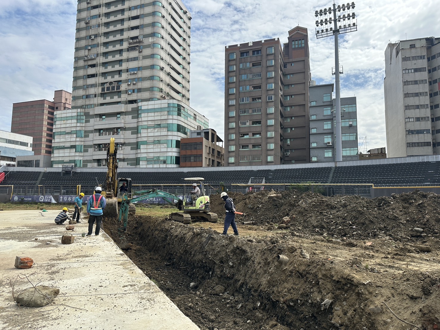 新竹市政府啟動棒球場覆土移除與改善工程,施工團隊進場進行結構減載作業,現場施工過程全程依照工程安全規範執行,確保球場結構安全與後續修復品質。(圖/新竹市政府提供)