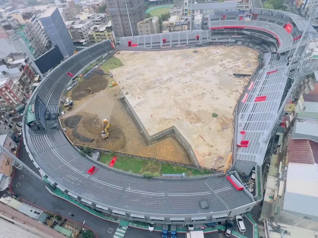 新竹棒球場改善工程空拍畫面,可見覆土移除後的球場全貌。市府強調,所有工程處置均依契約與鑑定結果依法辦理,目的在確保結構安全與球場未來啟用品質。(圖/新竹市政府提供)