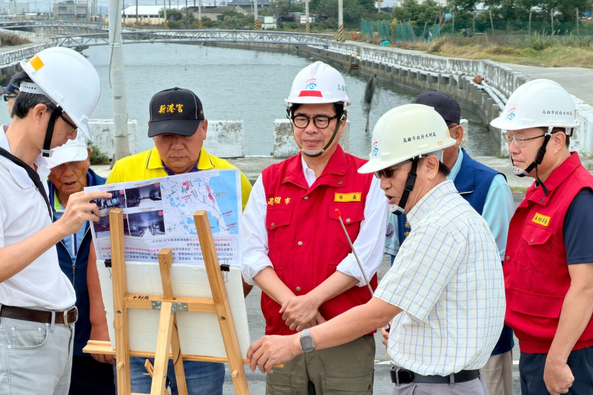 ▲關心防颱整備工作,陳其邁市長上午前往永安北溝排水系統視察,並檢視護岸整治成果與抽水設備整備情形。