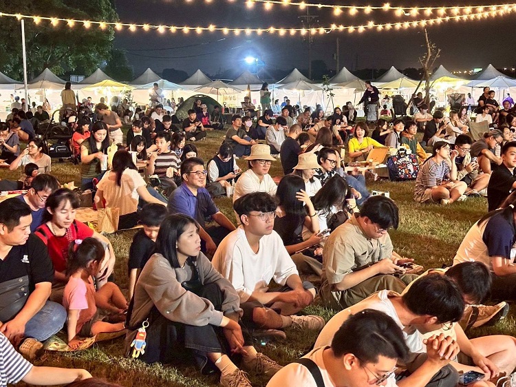 ▲2025 幸福島嶼活動斗南之森食農教育園區,劉建國委員與來自全省各地約二萬人参加,大家一同感受土地的溫度、音樂的節奏與友善農業的力量 。(記者劉春生攝)