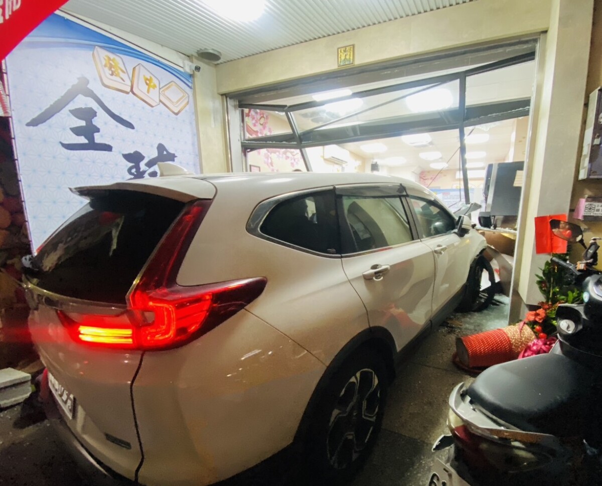 ▲雲林縣北港鎮11日晚間發生一起嚴重車禍,地點位於民享路與吉祥路口。(記者蘇峯毅攝)