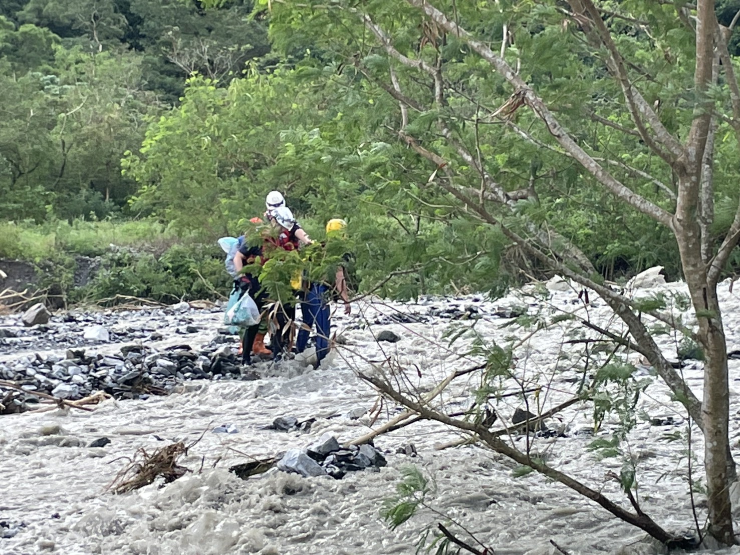 (有影片)豪雨致蘇澳白米溪暴漲民眾受困 消防局緊急搶救脫困 - https://www.watchmedia01.com
