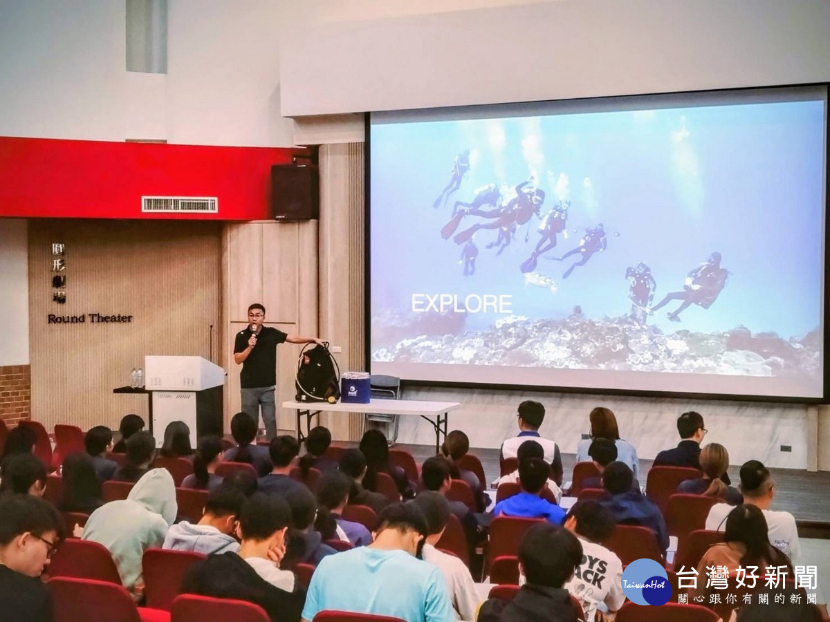講者以自身豐富經歷,分享運動員生涯中所培養的專注力,成為他創業過程中最強的助力。(縣府提供)