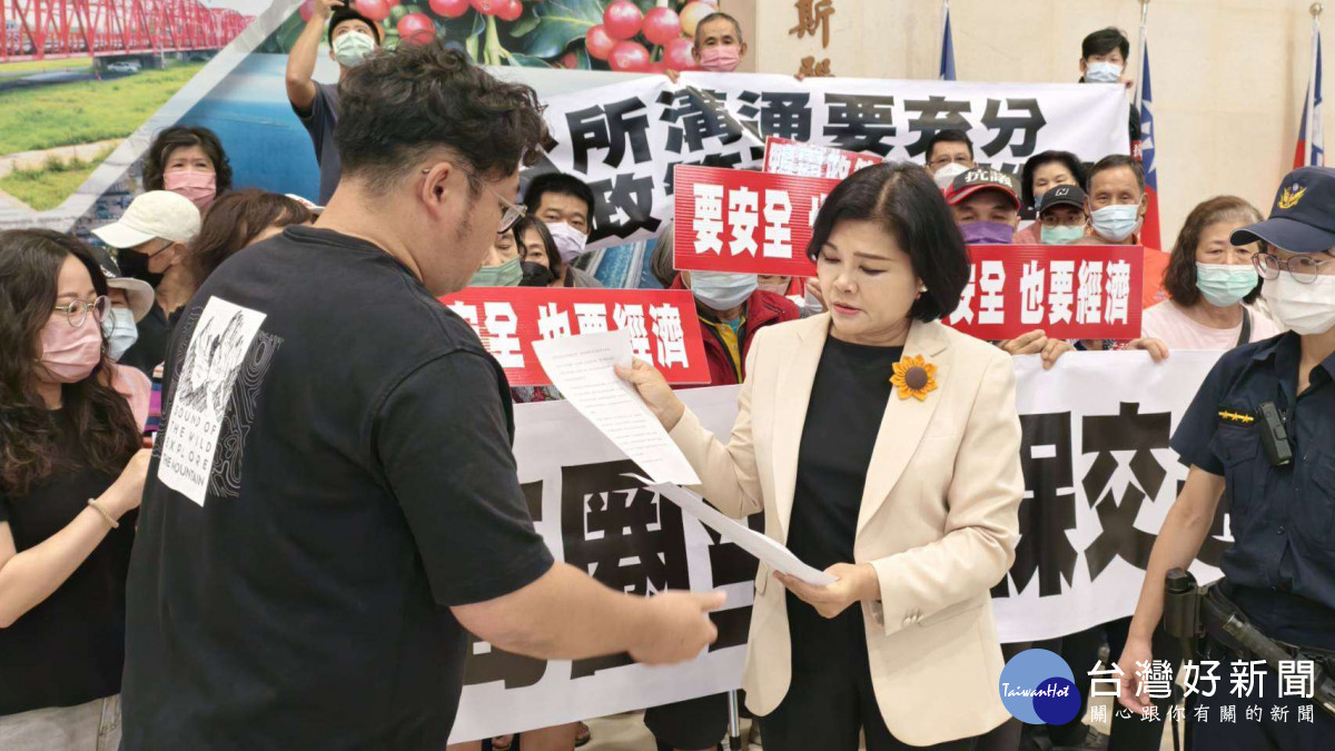 雲林縣長張麗善接受民生南路商圈自救會陳情／翻攝照片