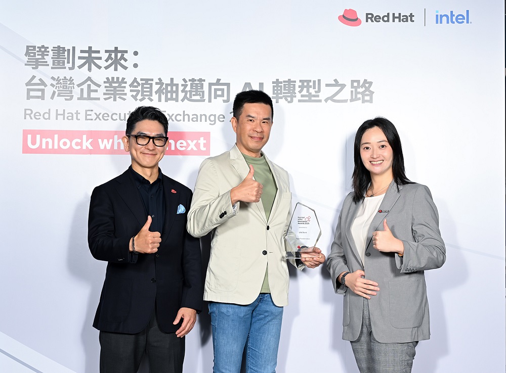 LINE Bank 在 2025 年 Red Hat 亞太區創新獎的數位轉型類別中脫穎而出;由左至右為:Red Hat 全球副總裁暨大中華區總裁曹衡康、LINE Bank 資訊長翁銘壯以及 Red Hat 台灣區總經理孫媛音。