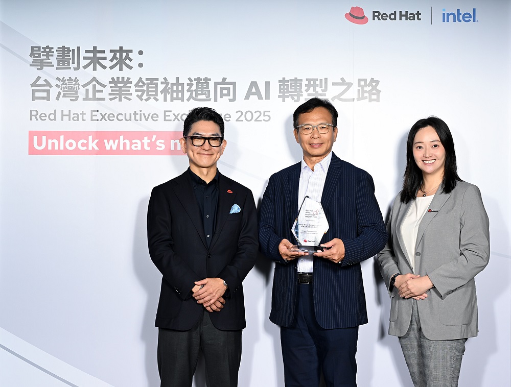 安麗台灣榮登 2025 年 Red Hat 亞太區創新獎的數位轉型與混合雲基礎架構類別得主;由左至右為:Red Hat 全球副總裁暨大中華區總裁曹衡康、安麗台灣數位科技處處長郭宏模以及 Red Hat 台灣區總經理孫媛音。