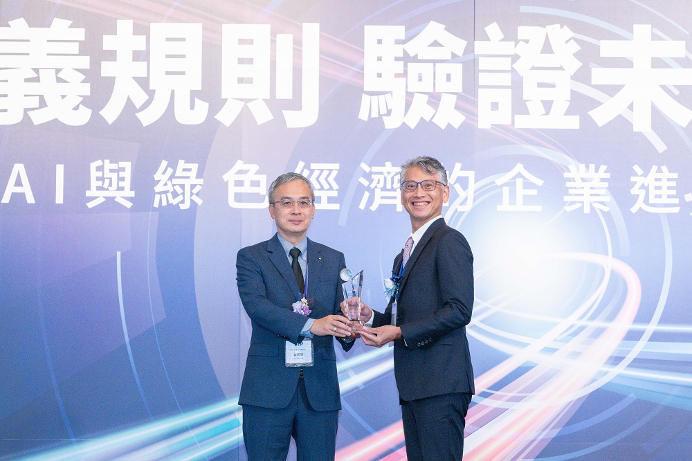 SGS IT Awards:(左) SGS 台灣檢驗科技東北亞區首席長曾偉明 (右) Openfind 執行長