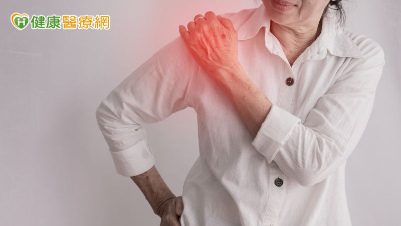 60婦肩膀抬不起來誤當五十肩 一檢查竟是旋轉袖肌腱破裂