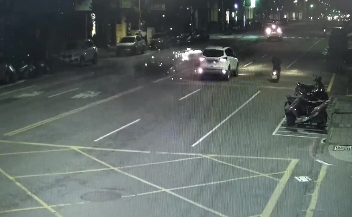 高雄驚現「鞭炮車」！男駕車邊開邊放炮 最高恐吞36萬罰單及吊牌！