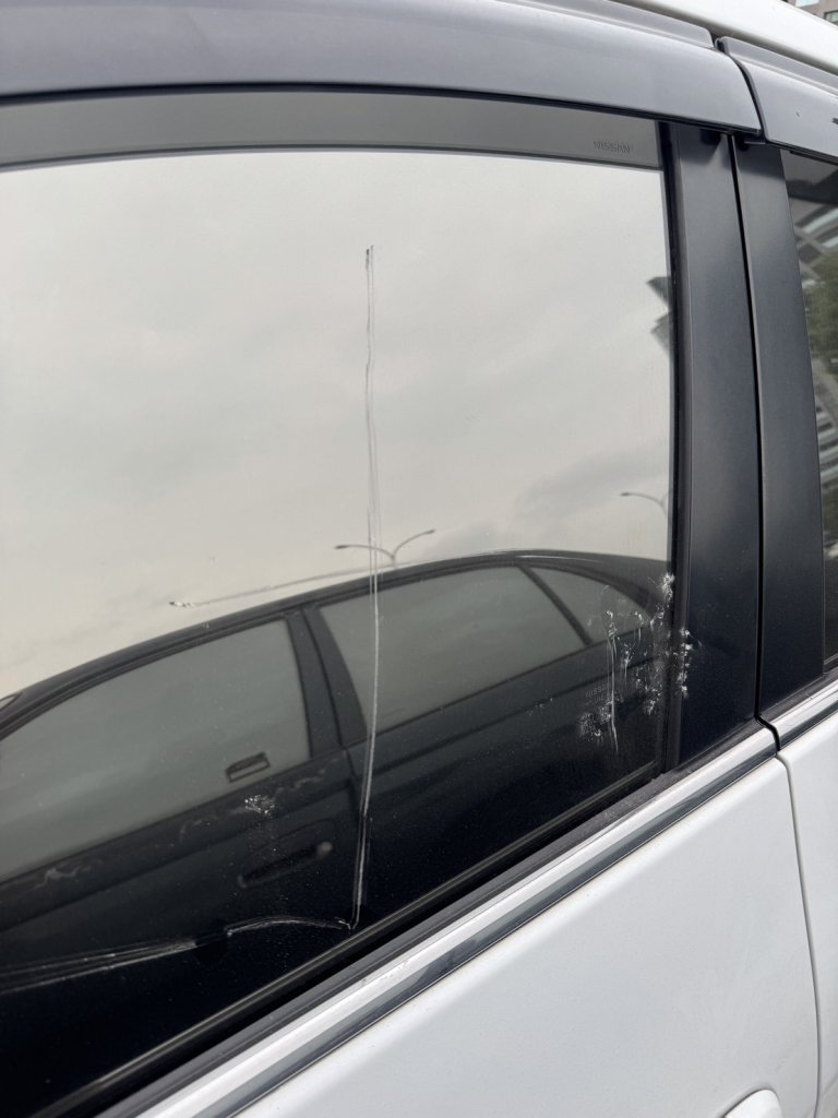 招誰惹誰?車停好停滿無端被砸-高雄男氣炸報警追兇