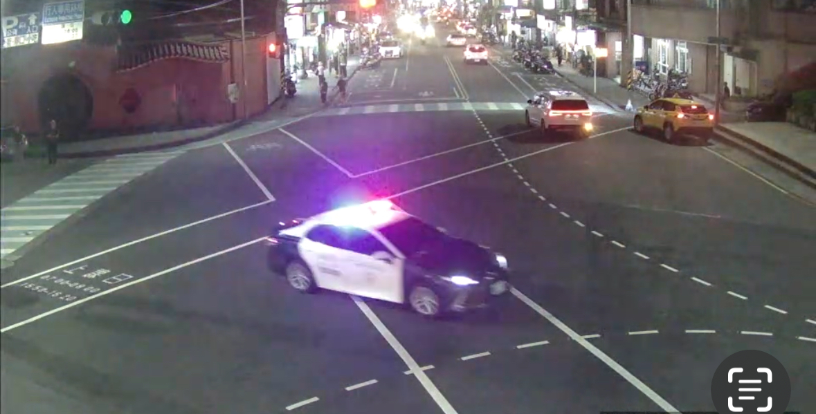 值班員警見情況緊急,立即啟動警車鳴笛開道。
