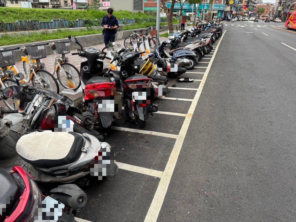 方向燈一打就失控!三重男「右轉暴衝」 -連撞路邊整排12車