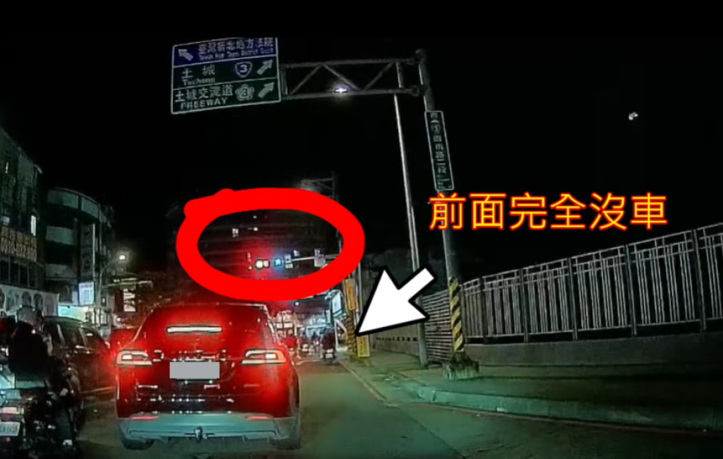 特斯拉卡右轉道全場叭爆!民眾怒檢舉卻遭退:違規不明確?