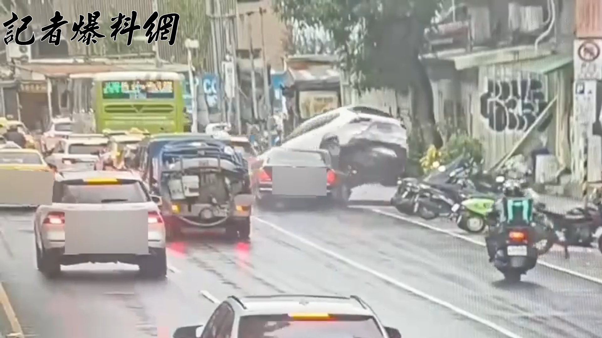 台北市松山區八德路四段一帶,今(13)日下午13時許發生1起連環追撞事故。