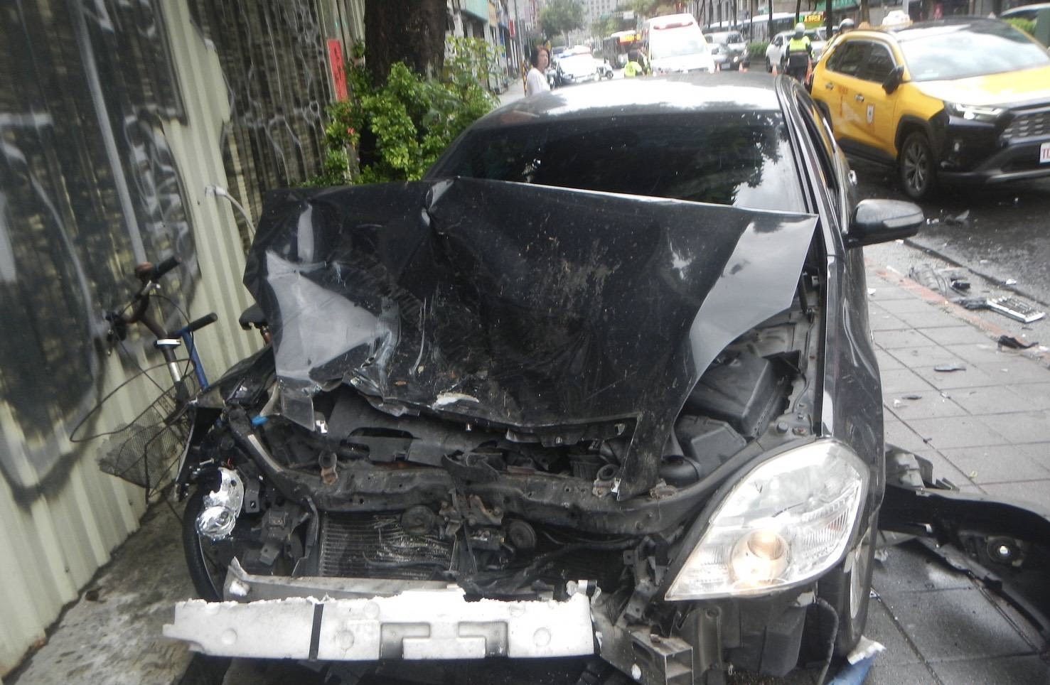 陳男駕駛自小客車,沿八德路四段直行時,疑似因精神恍惚,未注意車前狀況,直接猛烈追撞前方已經準備停等紅燈的白色休旅車。