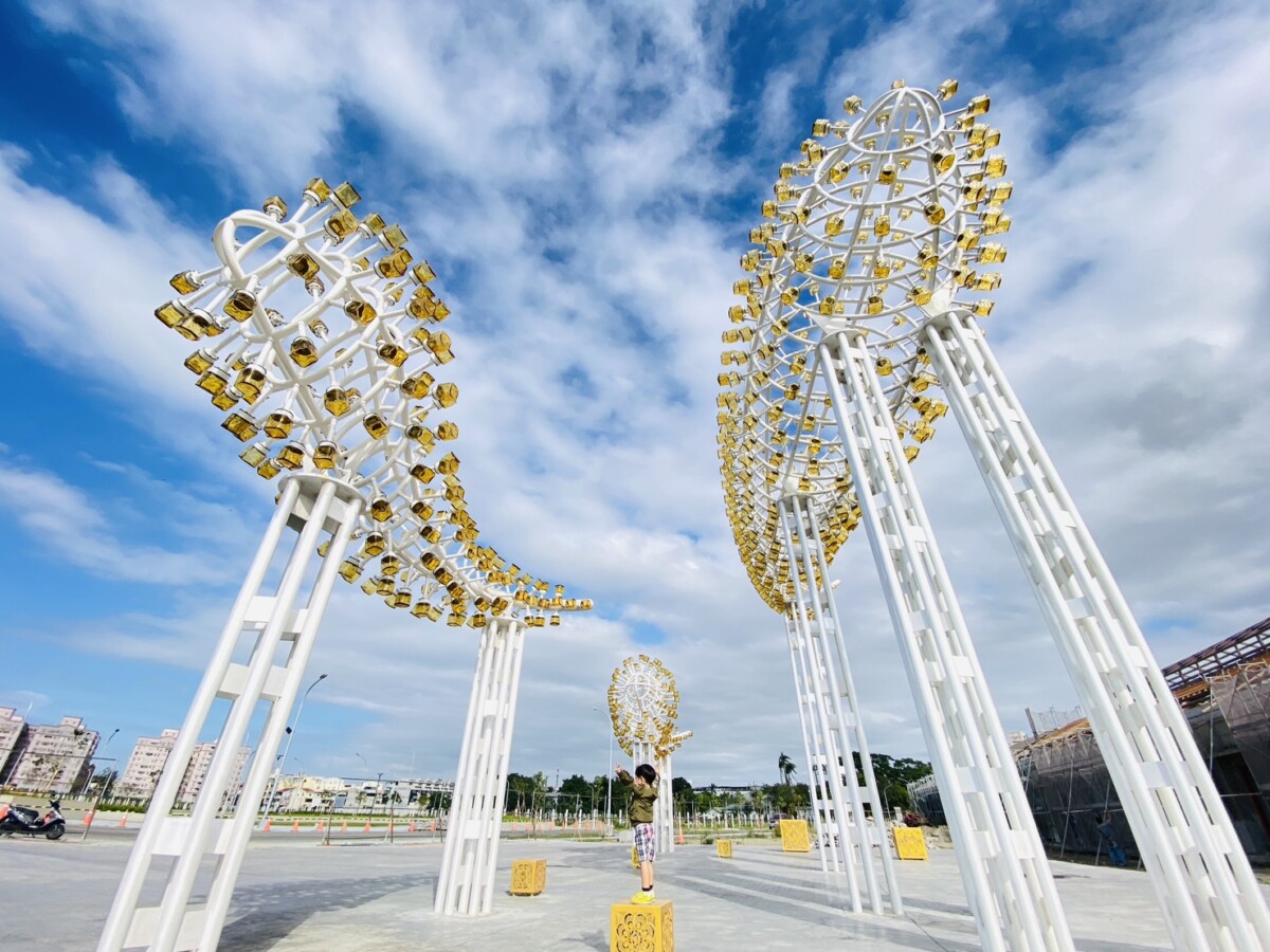 ▲雲林北港「北港好庫文化園區」近日出現一座引人注目的全新裝置藝術「光之祥雲」。(記者陳雅琪攝)