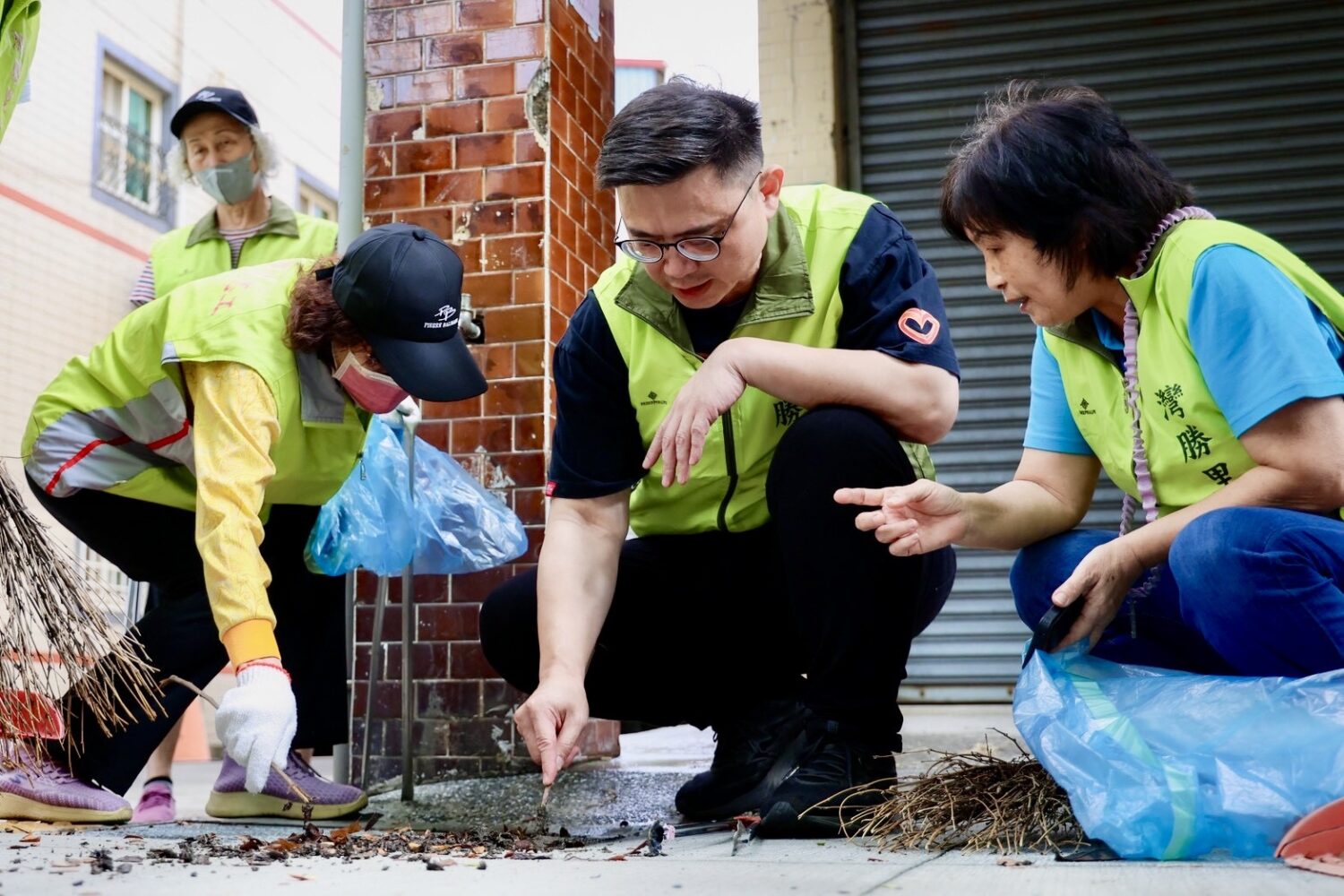 颱風剛走 賴瑞隆與基層巡守隊清理市容環境 誓言讓家園更安心、安全