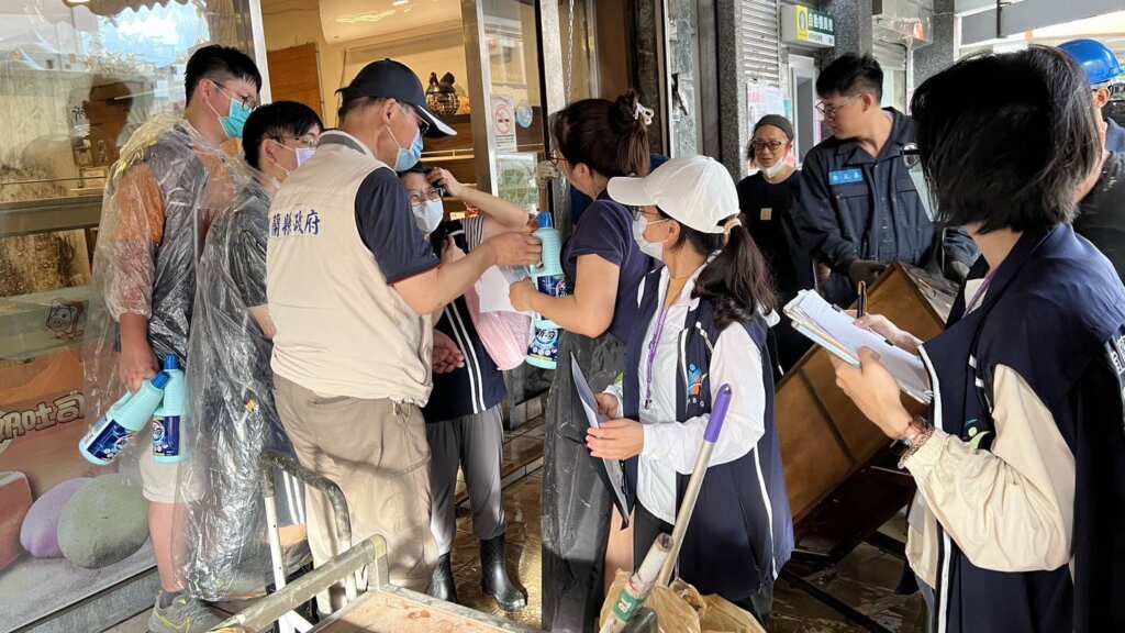 ▲衛生局徐迺維局長至災區發放漂白水及防疫宣導。