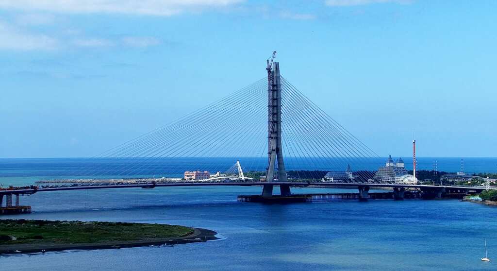 ▲採用4K高畫質攝影機直拍淡江大橋。