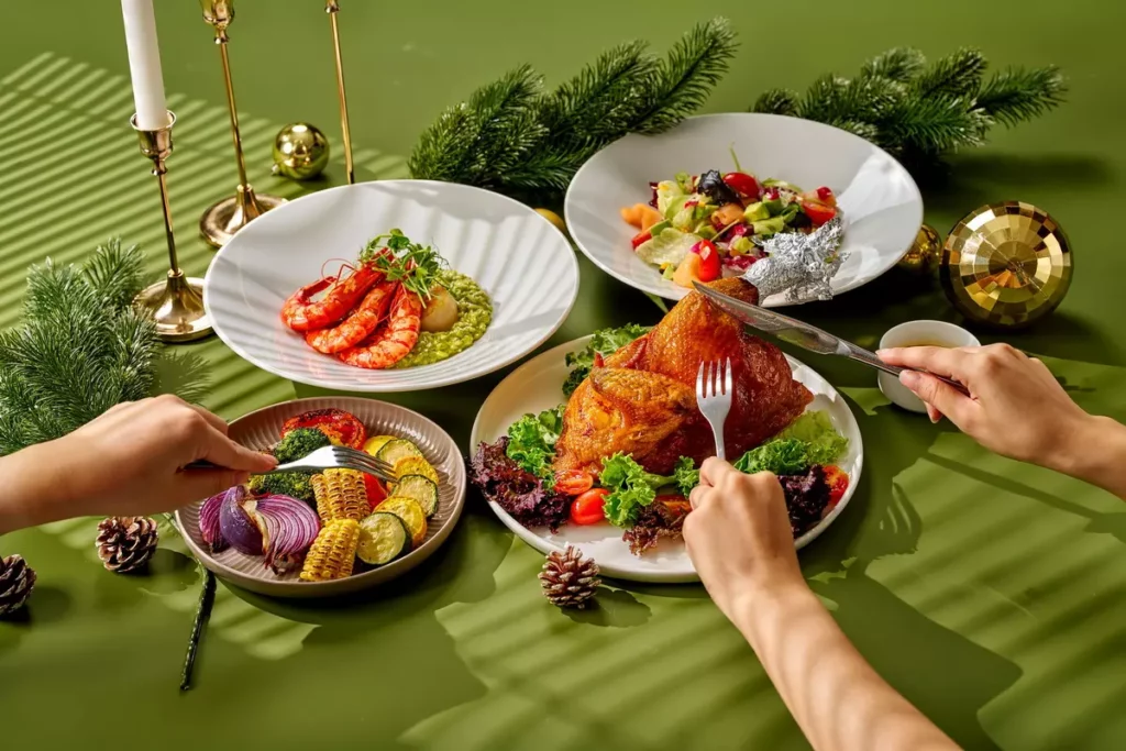 雙人饗宴2,980元+10%，以香氣四溢的「蒜香脆皮雞(半)」為亮點，搭配酪梨鮭魚沙拉、西式爐烤鮮蔬與主食二選一，份量恰到好處，最適合雙人約會共享美味時光。(瀚寓酒店提供)