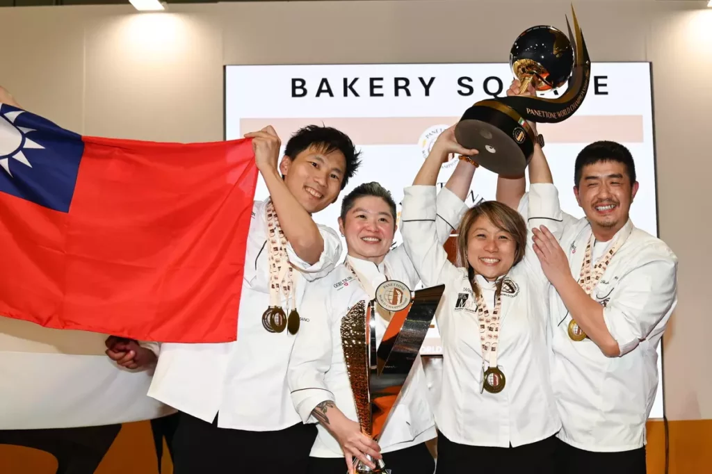 _由陳詩絜(右2)、賴怡君(左2)、蔡約群(左1)和楊世均(右1)4人所組成的台灣隊,在2025世界盃聖誕麵包大賽獲得總冠軍。(慧強實業有限公司、I love Italy by Giovanna 提供)