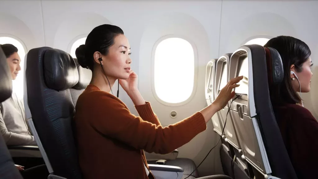 加拿大航空在經濟艙提供優質的機上設備,讓旅客在飛行過程中仍能沈浸在各式娛樂內容。(加拿大航空提供)