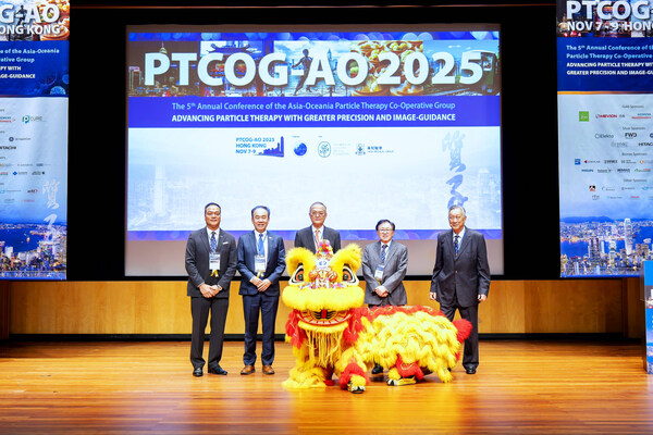 第五屆「亞洲-大洋洲粒子治療合作組年會」(PTCOG-AO年會)於2025年11月8日舉行開幕典禮,由香港特別行政區政府醫務衞生局局長盧寵茂教授(中)、李樹芬醫學基金會主席、養和醫療集團行政總裁、養和醫院院長李維達醫生(右二)、李樹芬醫學基金會理事、養和醫療集團營運總監及養和醫院董事李維文先生(右一)、亞洲-大洋洲粒子治療合作組織(PTCOG-AO)執行委員會主席、日本群馬大學重離子醫療中心主任兼放射腫瘤學系主任大野達也教授(左二)及第五屆「亞洲-大洋洲粒子治療合作組年會」籌委會主席、養和醫療集團業務拓展及國際聯繫(質子治療)主管鄧世剛博士(左一)主禮。 第五屆「亞洲-大洋洲粒子治療合作組年會」(PTCOG-AO年會)於2025年11月8日舉行開幕典禮,由香港特別行政區政府醫務衞生局局長盧寵茂教授(中)、李樹芬醫學基金會主席、養和醫療集團行政總裁、養和醫院院長李維達醫生(右二)、李樹芬醫學基金會理事、養和醫療集團營運總監及養和醫院董事李維文先生(右一)、亞洲-大洋洲粒子治療合作組織(PTCOG-AO)執行委員會主席、日本群馬大學重離子醫療中心主任兼放射腫瘤學系主任大野達也教授(左二)及第五屆「亞洲-大洋洲粒子治療合作組年會」籌委會主席、養和醫療集團業務拓展及國際聯繫(質子治療)主管鄧世剛博士(左一)主禮。