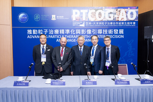 是次PTCOG-AO年會就推進歐美及亞太區各地在粒子治療技術的交流方面,發揮積極關鍵作用,共同推動放射治療及癌症治療領域的創新突破。 左起:第五屆「亞洲-大洋洲粒子治療合作組年會」籌委會主席、養和醫療集團業務拓展及國際聯繫(質子治療)主管鄧世剛博士、國際粒子治療合作組(PTCOG)主席、德國GSI亥姆霍茲重離子研究中心生物物理學部主任Marco Durante教授、李樹芬醫學基金會理事、養和醫療集團營運總監及養和醫院董事李維文先生、亞洲-大洋洲粒子治療合作組織(PTCOG-AO)執行委員會主席、日本群馬大學重離子醫療中心主任兼放射腫瘤學系主任大野達也教授、第五屆「亞洲-大洋洲粒子治療合作組年會」籌委會科學小組(物理學)組長、養和醫療集團醫學物理部主管余兆基博士 是次PTCOG-AO年會就推進歐美及亞太區各地在粒子治療技術的交流方面,發揮積極關鍵作用,共同推動放射治療及癌症治療領域的創新突破。 左起:第五屆「亞洲-大洋洲粒子治療合作組年會」籌委會主席、養和醫療集團業務拓展及國際聯繫(質子治療)主管鄧世剛博士、國際粒子治療合作組(PTCOG)主席、德國GSI亥姆霍茲重離子研究中心生物物理學部主任Marco Durante教授、李樹芬醫學基金會理事、養和醫療集團營運總監及養和醫院董事李維文先生、亞洲-大洋洲粒子治療合作組織(PTCOG-AO)執行委員會主席、日本群馬大學重離子醫療中心主任兼放射腫瘤學系主任大野達也教授、第五屆「亞洲-大洋洲粒子治療合作組年會」籌委會科學小組(物理學)組長、養和醫療集團醫學物理部主管余兆基博士