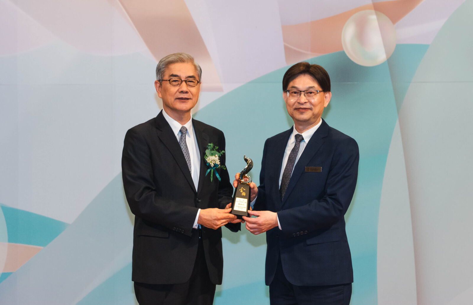 華南永昌證券黃進明董事長獲金彝獎「傑出企業領導人才獎」 數位轉型與永續經營成果獲肯定 226 華南永昌證券黃進明董事長獲金彝獎「傑出企業領導人才獎」 數位轉型與永續經營成果獲肯定 225