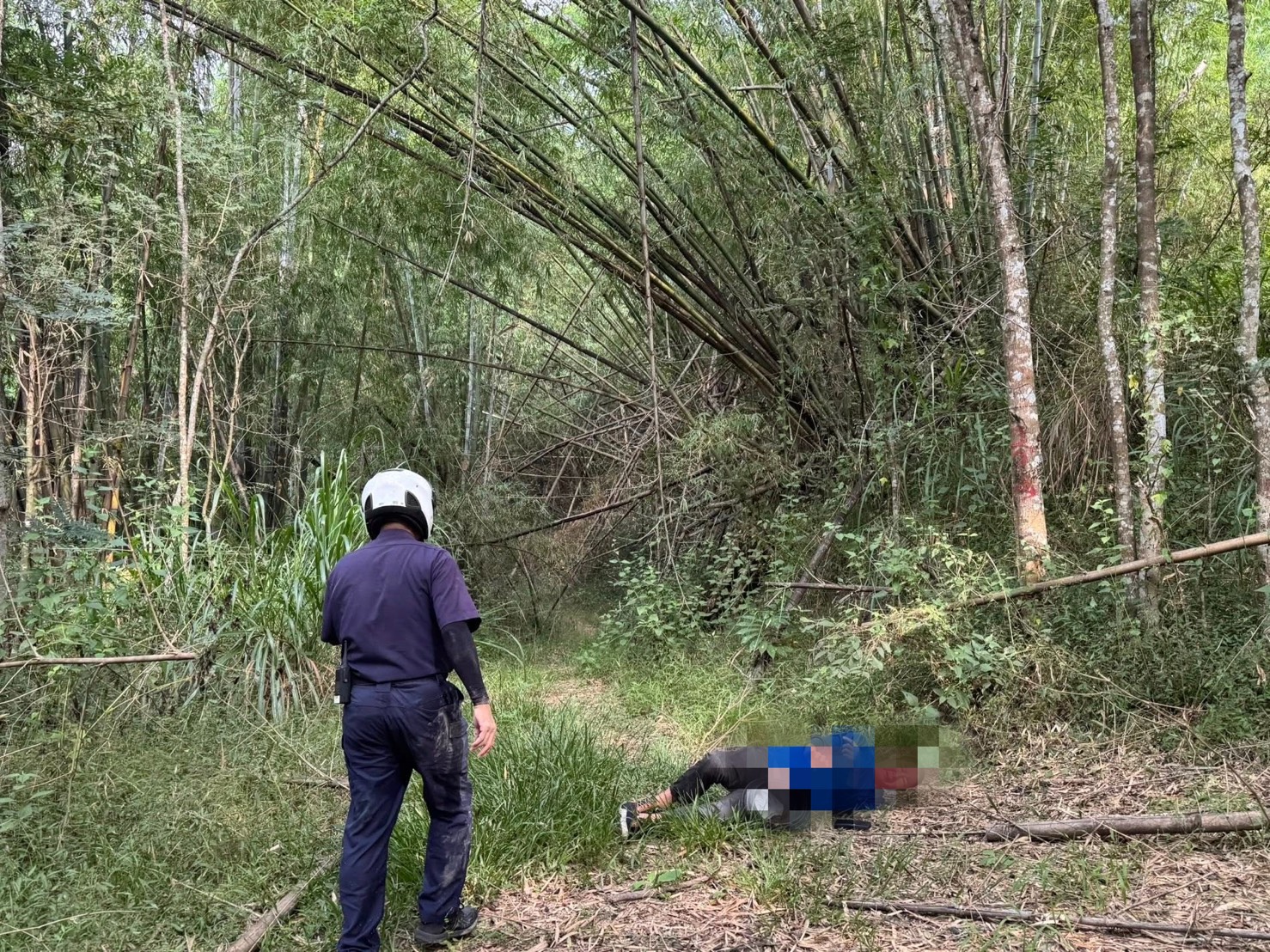 湖內警翻山越嶺歷時5小時 成功尋獲迷途男子脫困送醫。〈圖/記者蔡宗武翻攝〉
