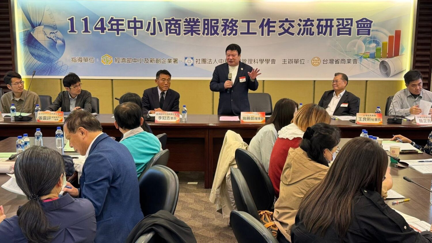 台灣省商業總會理事長施勝郎於交流座談中發言,強調商業會在地服務的重要性與未來發展策略。(圖/主辦單位提供)