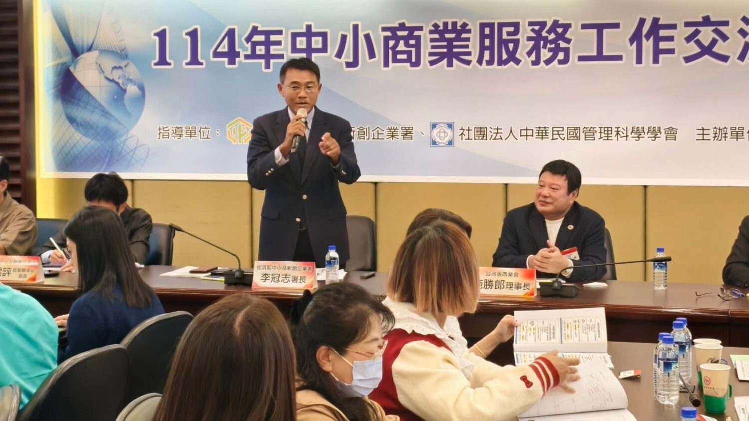 中小及新創企業署署長李冠志於研習會致詞,分享中小企業政策方向與政府輔導新措施,獲現場熱烈回應。(圖/主辦單位提供)