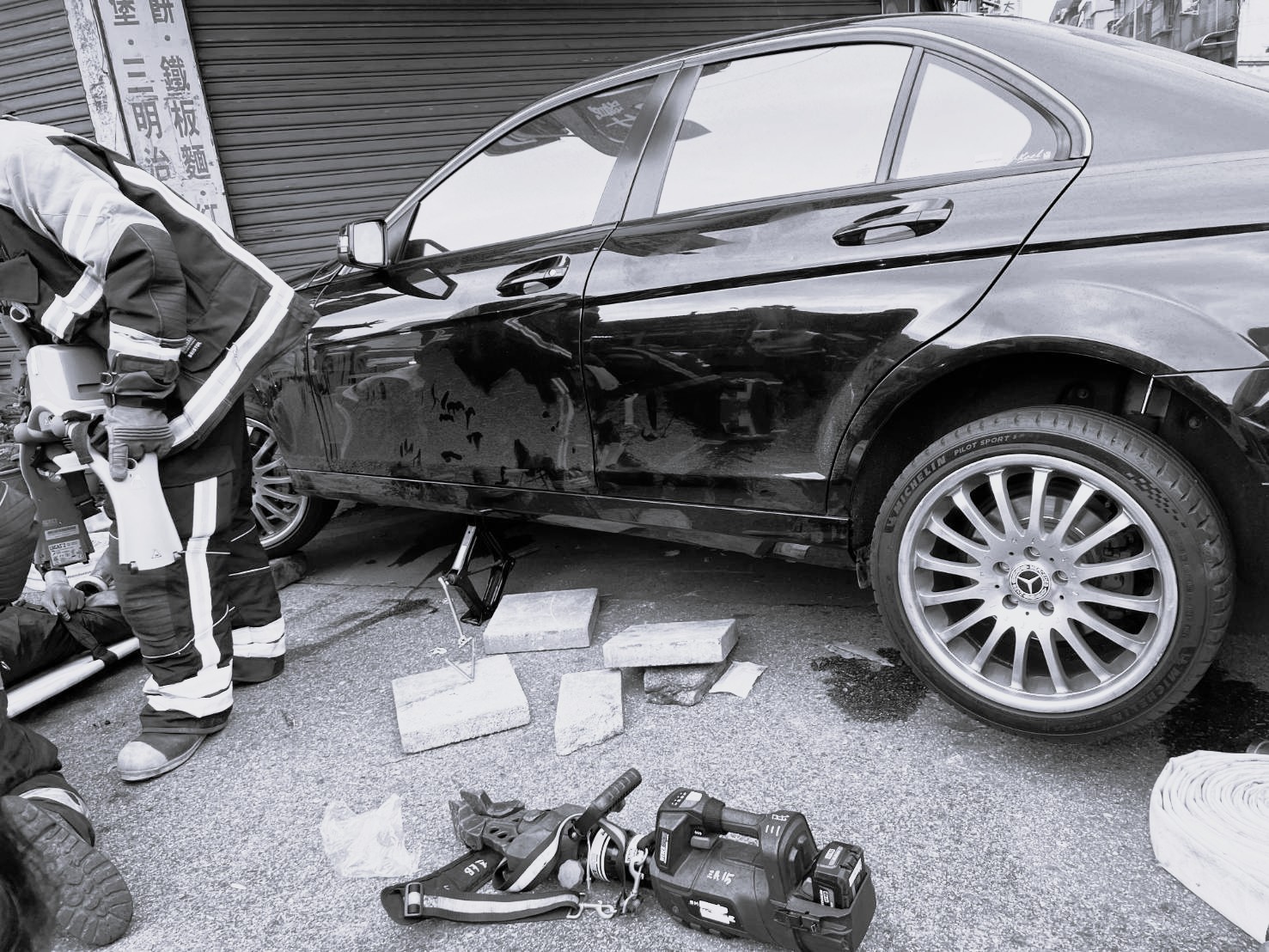 死者家屬在社群平台發文指出,肇事車輛行車紀錄器影像未於事故當下扣查,紀錄亦有缺漏,讓他們無法理解事故關鍵,死者母親也因此「懇求所有經過的好心人提供影像」。(記者翻攝)