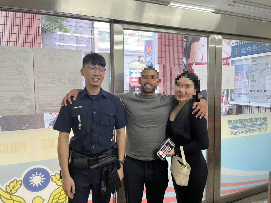 繼中派出所員警協助英籍旅客尋回遺失錢包,旅客到所表達感謝。(圖/記者林家嘉翻攝)