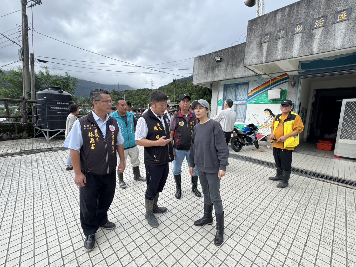 張峻議長和高金委員、林源富議員、簡智隆議員、以及萬榮鄉梁光明鄉長一起到萬榮鄉明利村馬太鞍部落勘災。(圖/記者 趙靜姸翻攝)